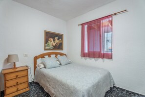 3 bedrooms, iron/ironing board, bed sheets