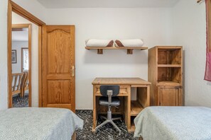 3 bedrooms, iron/ironing board, bed sheets