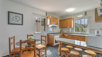 Een koelkast, een magnetron, een oven, een kookplaat