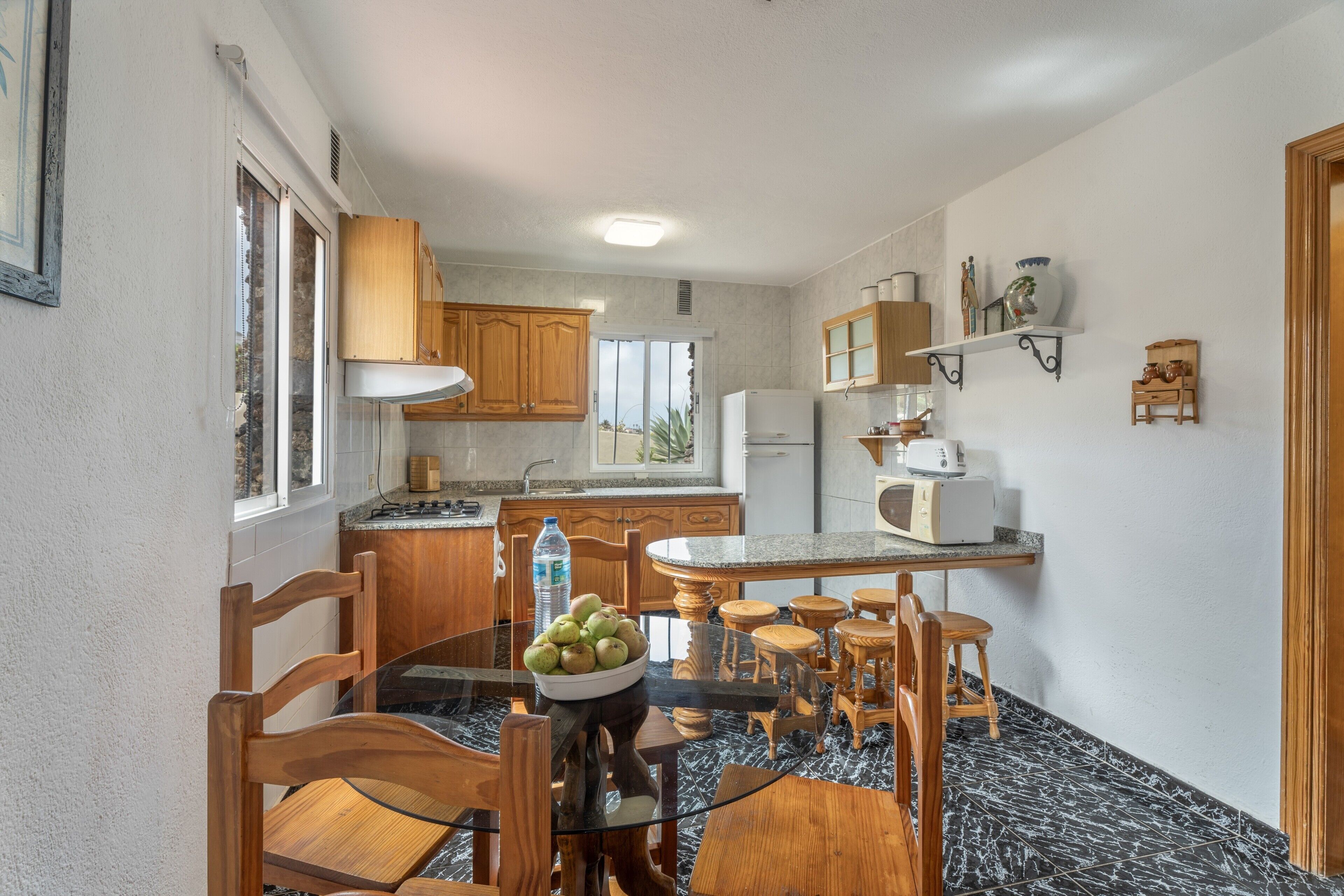 Frigorífico, microondas, horno y placa de cocina