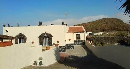 Ferienhaus 'Aguarijo' mit Meerblick, privater Terrasse und eigenem Garten