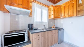 Kühlschrank, Wasserkocher mit Kaffee-/Teezubehör