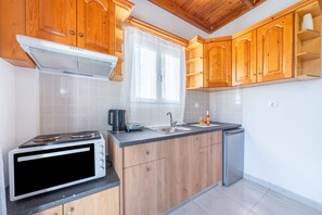 Fridge, coffee/tea maker, cookware/dishes/utensils, spices