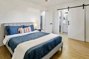 1 soverom, skrivebord, strykejern/-brett og reiseseng for barn