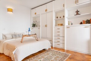 Iron/ironing board, free WiFi, bed sheets