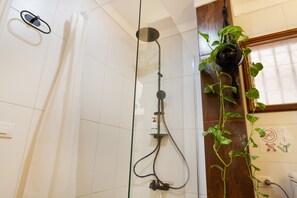 Dusch, hårtork och handdukar