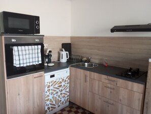 Jääkaappi, mikroaaltouuni, uuni, liesi