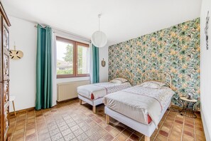2 bedrooms, iron/ironing board, bed sheets