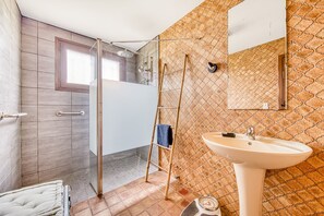 Douche, sèche-cheveux, serviettes fournies