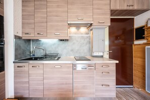 Jääkaappi, mikroaaltouuni, uuni, liesi