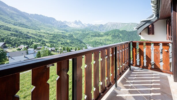 Un balcon donnant sur un paysage montagneux.