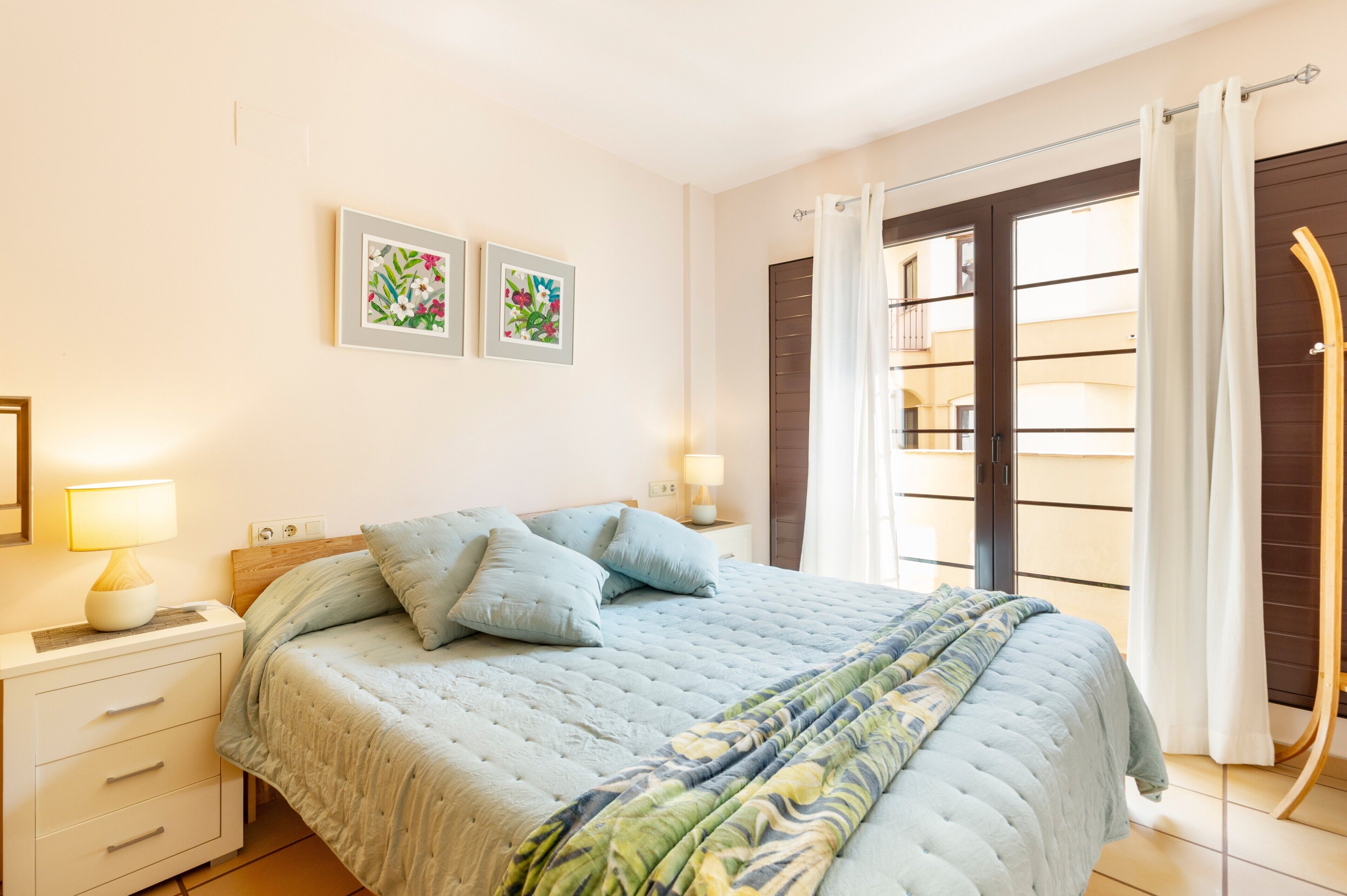 2 slaapkamers, een strijkplank/strijkijzer, gratis wifi, beddengoed