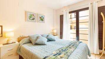 2 slaapkamers, een strijkplank/strijkijzer, gratis wifi, beddengoed