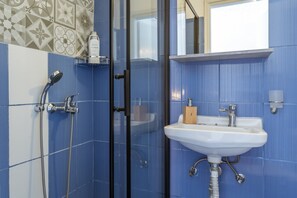 Een douche, een haardroger, handdoeken