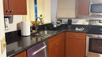 Micro-ondes, four, plaque de cuisson, lave-vaisselle