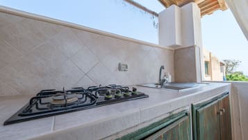 Fridge, stovetop, coffee/tea maker, electric kettle