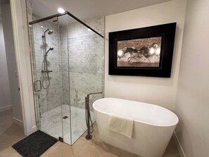 Dusche, Haartrockner, Handtücher, Toilettenpapier