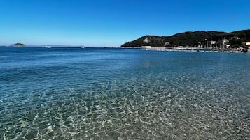 Una spiaggia nelle vicinanze
