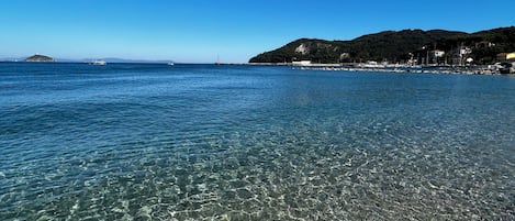 Una spiaggia nelle vicinanze