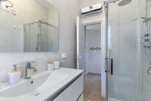 Dusche, Haartrockner, Handtücher
