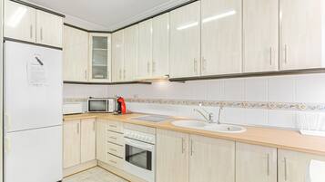 Een koelkast, een magnetron, een oven, een kookplaat