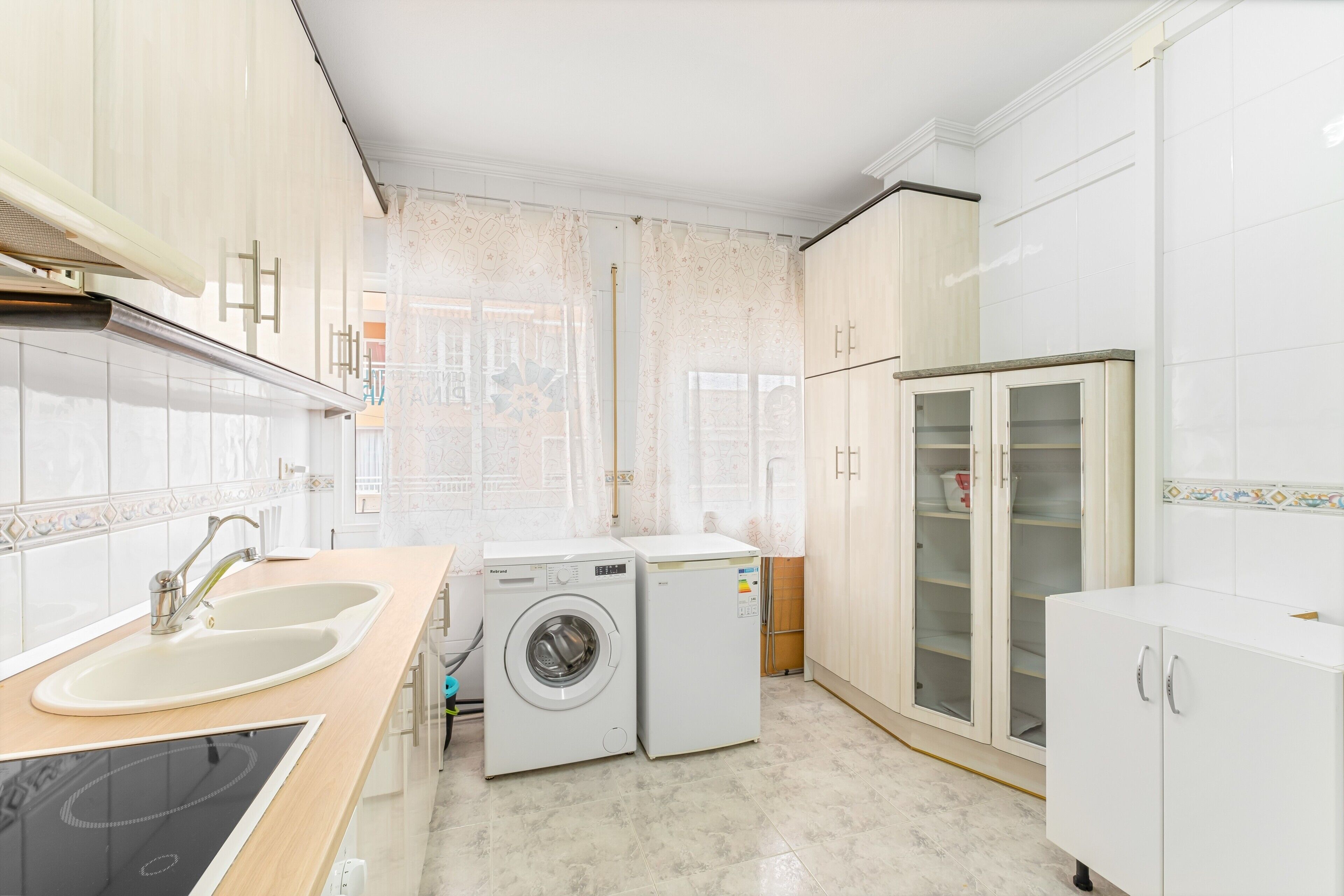 Een douche, een haardroger, handdoeken