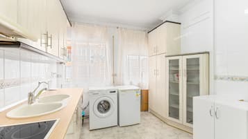 Een douche, een haardroger, handdoeken