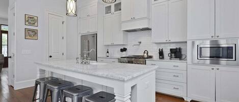 冷蔵庫、電子レンジ、オーブン、コンロ