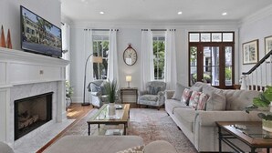 TV - Steps to Forsyth Park, Downtown Savannah, Upscale (Savannah)