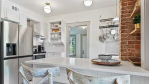 Wasserkocher mit Kaffee-/Teezubehör, Kühlschrank, Mikrowelle, Ofen