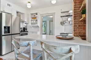 Fridge, microwave, oven, stovetop - 2bd/1ba Craftsman Home * Renovated * 30 days + (Savannah)