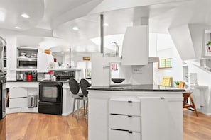 Réfrigérateur, four à micro-ondes, un four, surface de cuisson