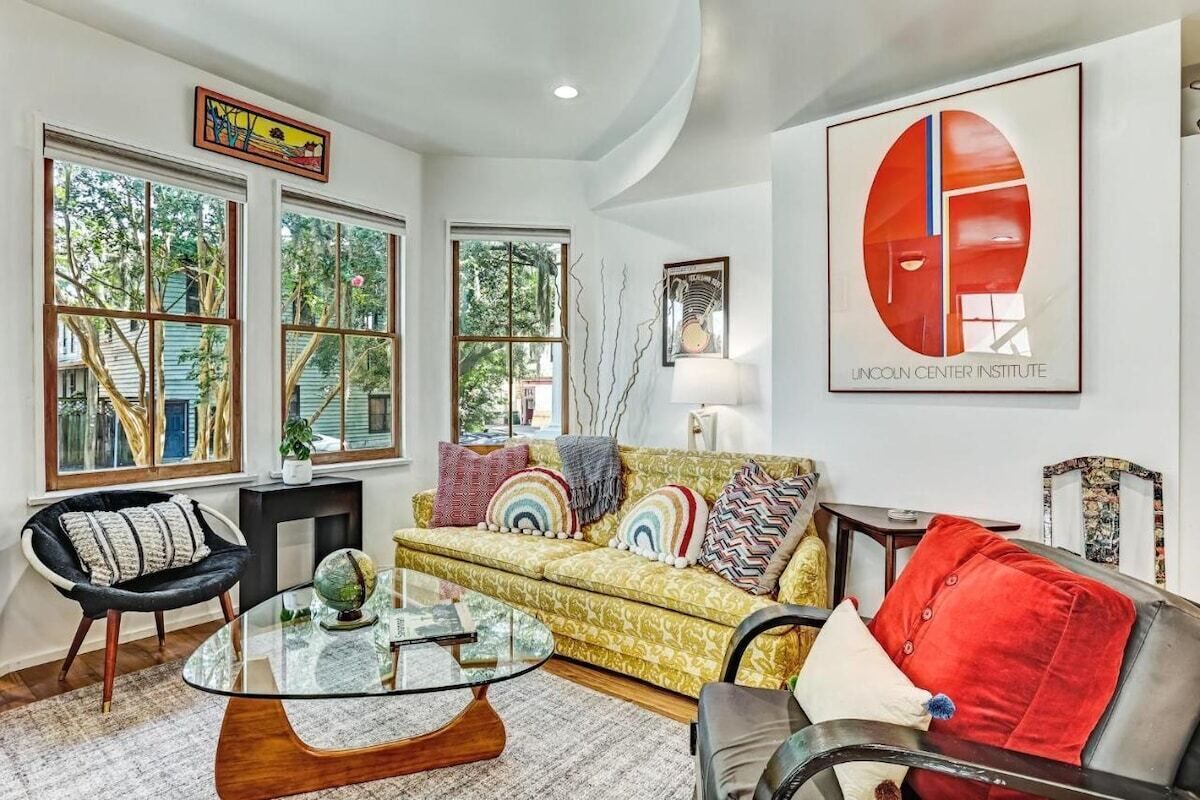 Smart-tv, boeken en een kantoor