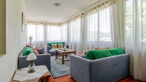 Una sala de estar con un sofá, una mesa y una lámpara.