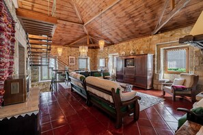 Televisión, chimenea, reproductor de DVD, mesa de ping pong