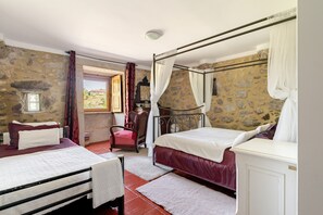 8 bedrooms, iron/ironing board, free WiFi, bed sheets - Country House 'Eido Da Devesa' with Mountain View, Private Pool and Wi-Fi (Bárrio)