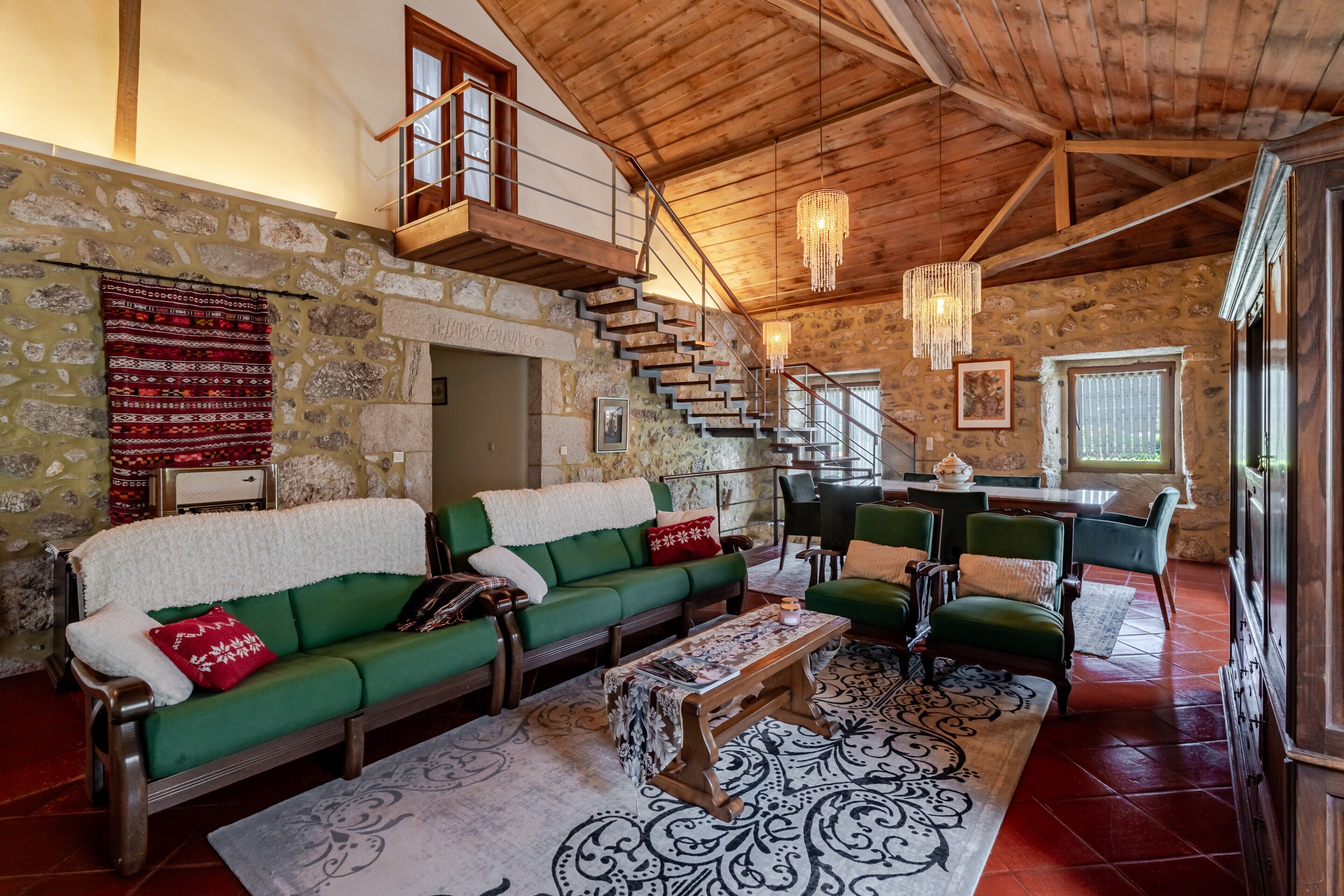 Télévision, cheminée, lecteur de DVD, table de tennis de table