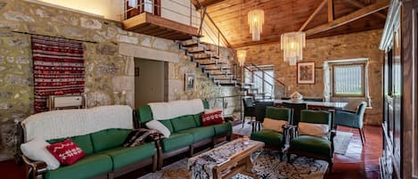 Téléviseur, foyer, lecteur de DVD, table de ping-pong