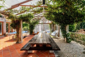 Outdoor dining - Country House 'Eido Da Devesa' with Mountain View, Private Pool and Wi-Fi (Bárrio)