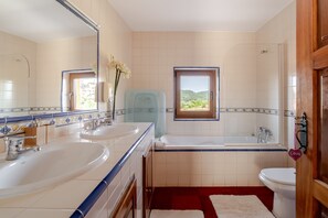 Shower, hair dryer, towels - Country House 'Eido Da Devesa' with Mountain View, Private Pool and Wi-Fi (Bárrio)