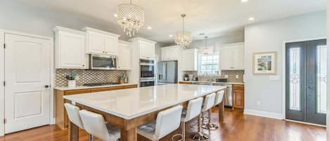 Refrigerador, microondas, horno, placa de cocina