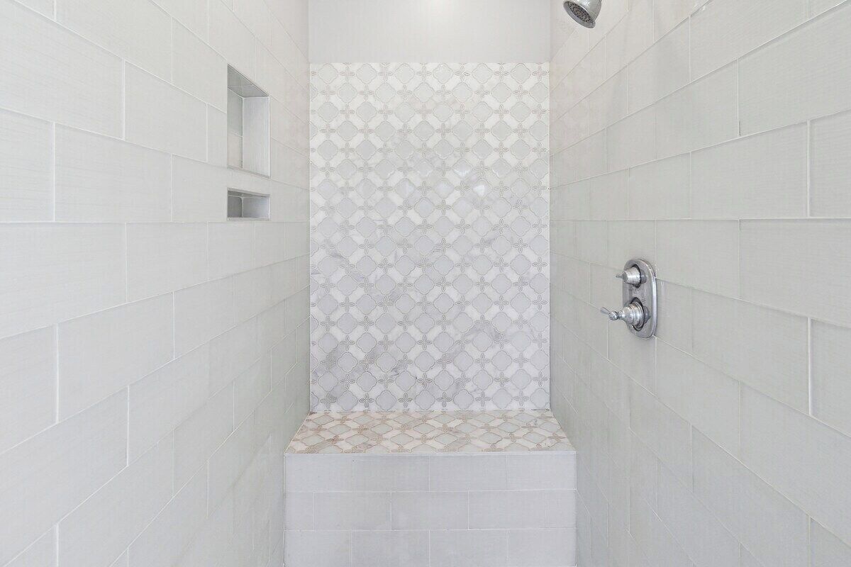 Douche, sèche-cheveux, serviettes fournies