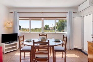 Dining - Apartment 'Lota Beach' with Balcony and Air Conditioning (Vila Nova de Cacela)