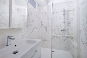 Shower, hair dryer, towels - Apartment 'Cannoise Escape' with Balcony, Wi-Fi and Air Conditioning (Cannes)