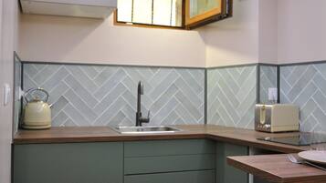 Kühlschrank, Herdplatte, Wasserkocher mit Kaffee-/Teezubehör