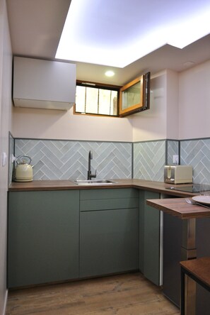 Frigorífico, placa de cocina, cafetera o tetera y hervidor eléctrico