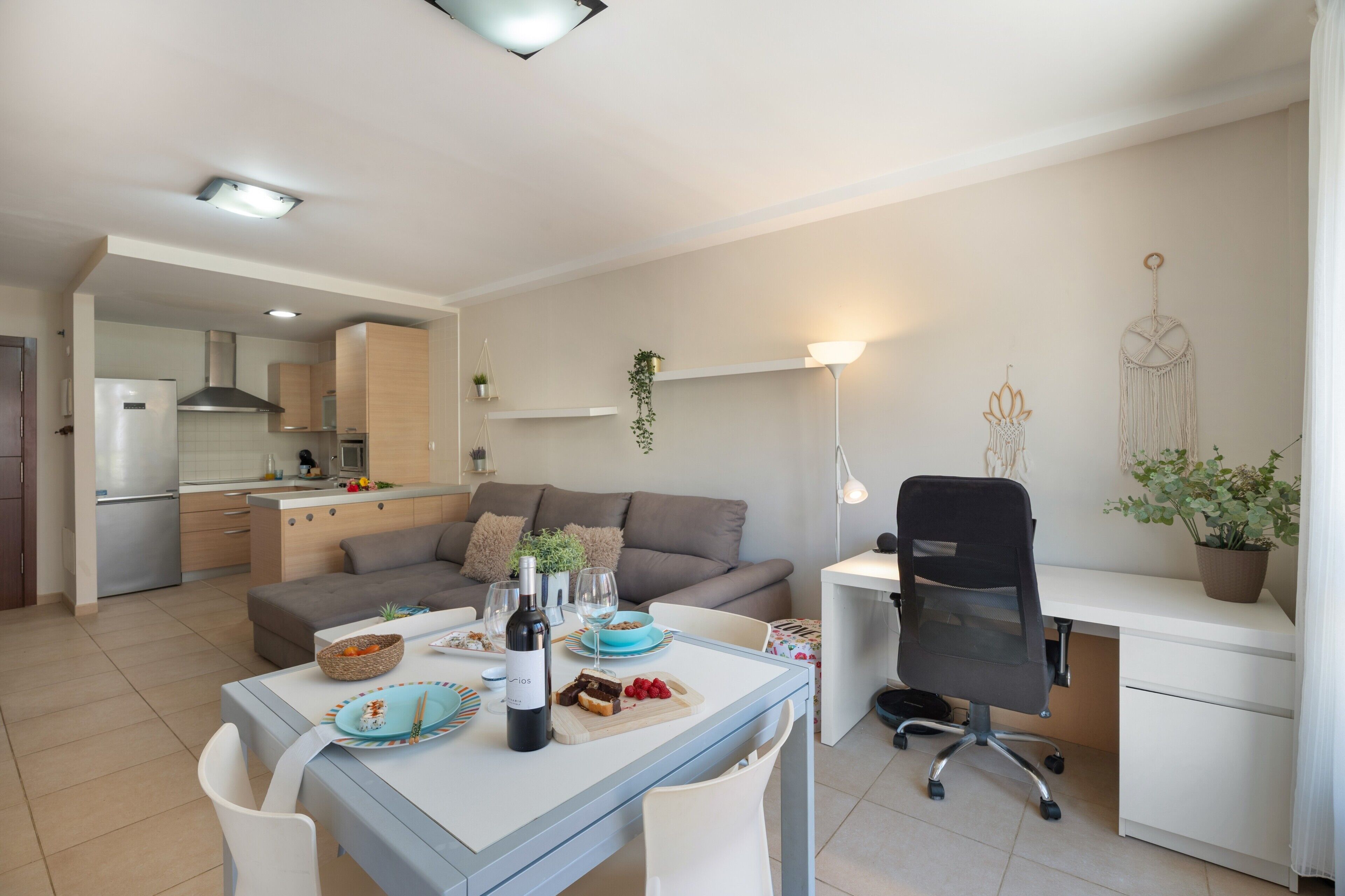 Een modern appartement met een eethoek, keuken en woonruimte.