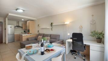 Een modern appartement met een eethoek, keuken en woonruimte.