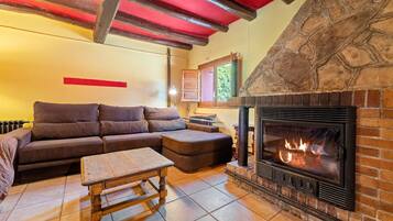 Télévision, cheminée, table de tennis de table