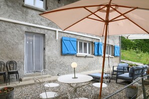 Outdoor dining - Holiday Home 'Charming House in Saint Béron' with Mountain View, Wi-Fi and Air Conditioning (Saint-Béron)